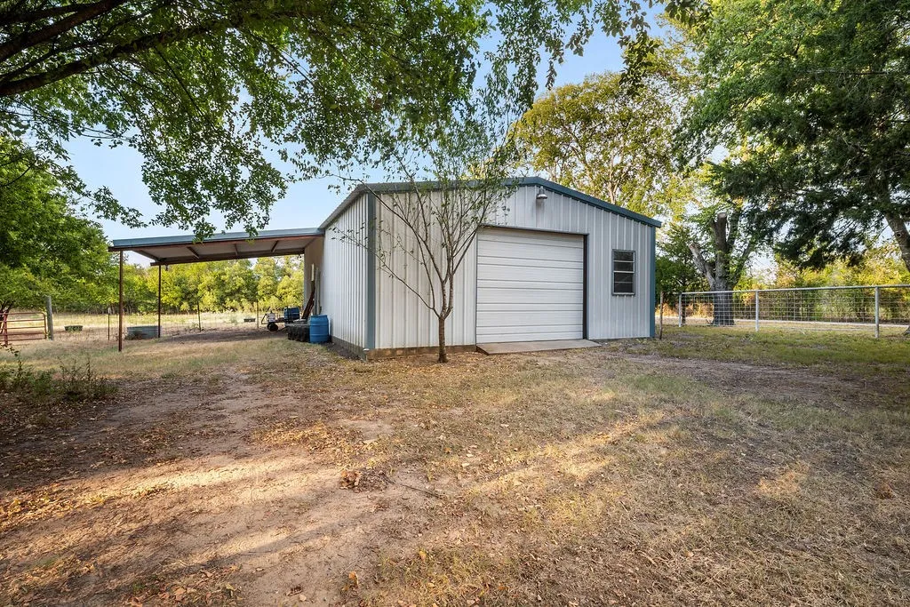 Single Family Residence For Sale in Ellis County , 303 Pump House Road, Ennis, Texas 75119, 3 Bedroom, 2 Bathroom, 4 Garage spaces, 2,000 Sqft, built in 1980, mls#21377410, Real Estate Agent in Ennis, Homes For Sale in Ellis county, Homes For Sale in Ennis, Realtor in Ennis Texas, Real Estate Brokerage Independent Realty Texas, Luminita Cordes Realtor