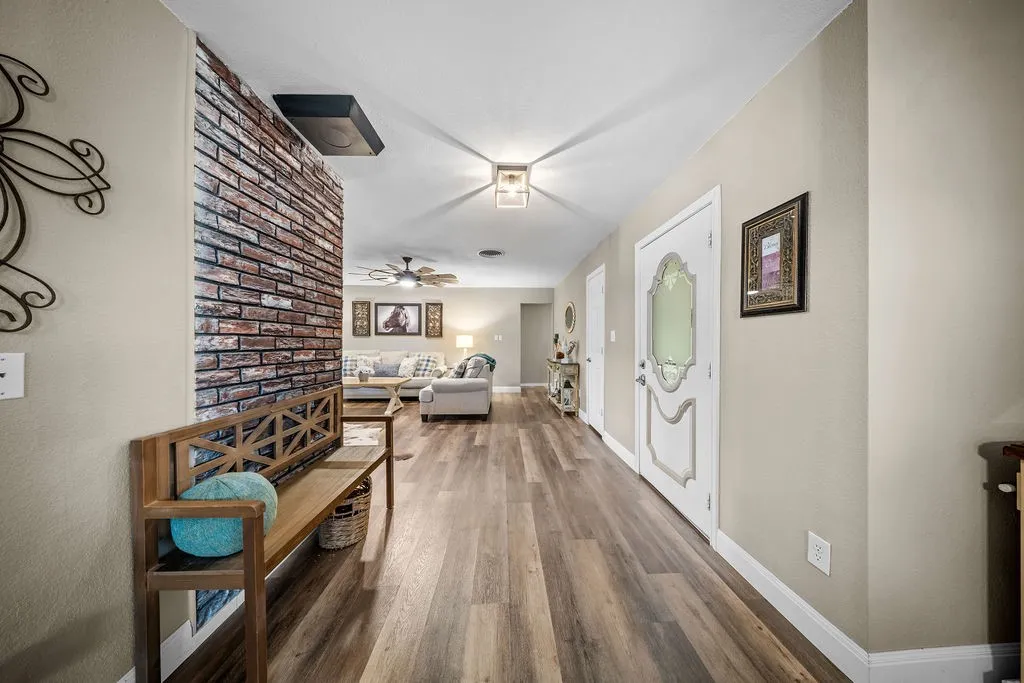 Single Family Residence For Sale in Ellis County , 303 Pump House Road, Ennis, Texas 75119, 3 Bedroom, 2 Bathroom, 4 Garage spaces, 2,000 Sqft, built in 1980, mls#21377410, Real Estate Agent in Ennis, Homes For Sale in Ellis county, Homes For Sale in Ennis, Realtor in Ennis Texas, Real Estate Brokerage Independent Realty Texas, Luminita Cordes Realtor