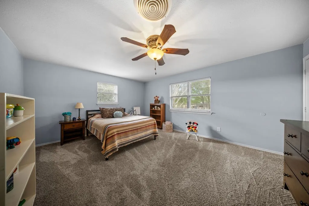 Single Family Residence For Sale in Ellis County , 303 Pump House Road, Ennis, Texas 75119, 3 Bedroom, 2 Bathroom, 4 Garage spaces, 2,000 Sqft, built in 1980, mls#21377410, Real Estate Agent in Ennis, Homes For Sale in Ellis county, Homes For Sale in Ennis, Realtor in Ennis Texas, Real Estate Brokerage Independent Realty Texas, Luminita Cordes Realtor