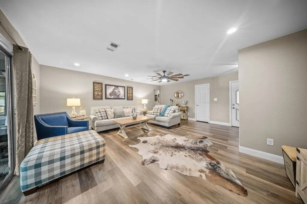 Single Family Residence For Sale in Ellis County , 303 Pump House Road, Ennis, Texas 75119, 3 Bedroom, 2 Bathroom, 4 Garage spaces, 2,000 Sqft, built in 1980, mls#21377410, Real Estate Agent in Ennis, Homes For Sale in Ellis county, Homes For Sale in Ennis, Realtor in Ennis Texas, Real Estate Brokerage Independent Realty Texas, Luminita Cordes Realtor