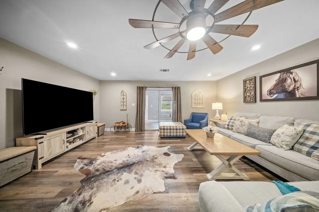 Single Family Residence For Sale in Ellis County , 303 Pump House Road, Ennis, Texas 75119, 3 Bedroom, 2 Bathroom, 4 Garage spaces, 2,000 Sqft, built in 1980, mls#21377410, Real Estate Agent in Ennis, Homes For Sale in Ellis county, Homes For Sale in Ennis, Realtor in Ennis Texas, Real Estate Brokerage Independent Realty Texas, Luminita Cordes Realtor