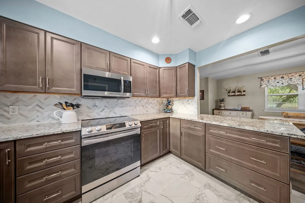 Single Family Residence For Sale in Ellis County , 303 Pump House Road, Ennis, Texas 75119, 3 Bedroom, 2 Bathroom, 4 Garage spaces, 2,000 Sqft, built in 1980, mls#21377410, Real Estate Agent in Ennis, Homes For Sale in Ellis county, Homes For Sale in Ennis, Realtor in Ennis Texas, Real Estate Brokerage Independent Realty Texas, Luminita Cordes Realtor
