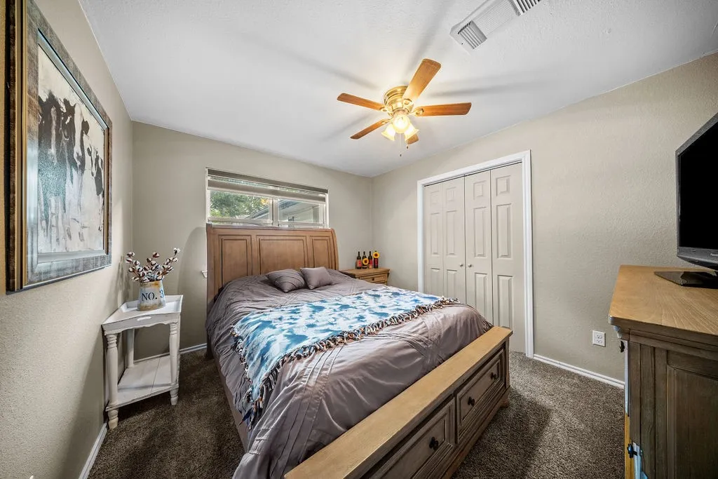 Single Family Residence For Sale in Ellis County , 303 Pump House Road, Ennis, Texas 75119, 3 Bedroom, 2 Bathroom, 4 Garage spaces, 2,000 Sqft, built in 1980, mls#21377410, Real Estate Agent in Ennis, Homes For Sale in Ellis county, Homes For Sale in Ennis, Realtor in Ennis Texas, Real Estate Brokerage Independent Realty Texas, Luminita Cordes Realtor