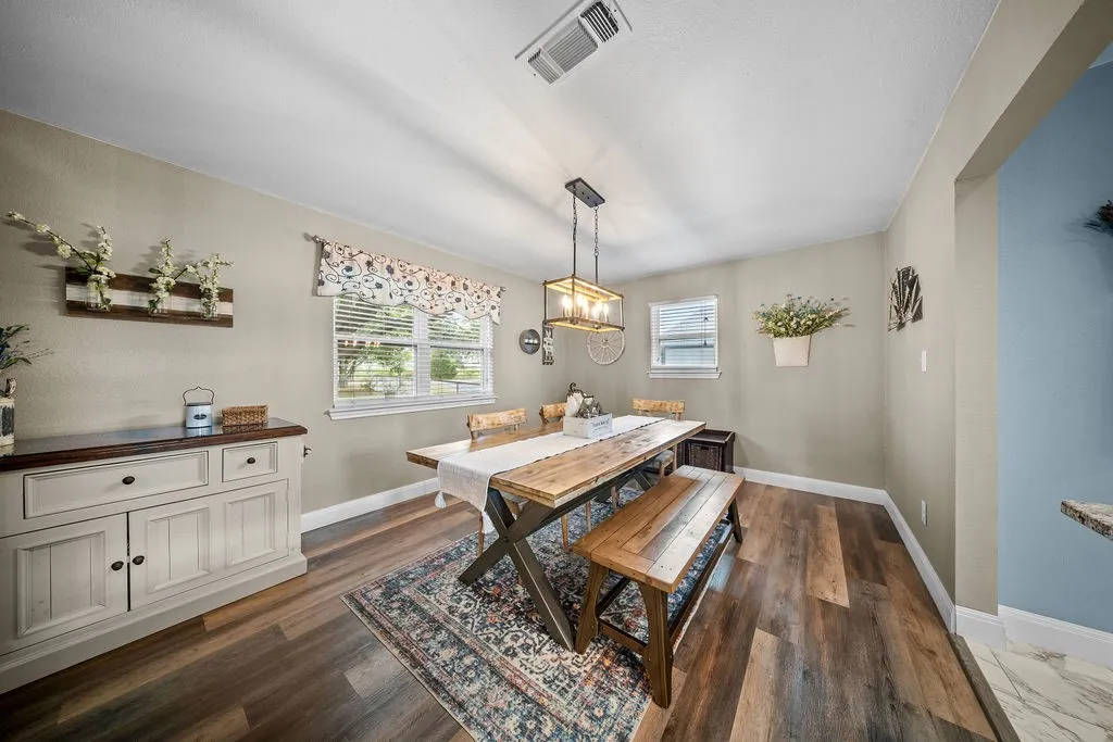 Single Family Residence For Sale in Ellis County , 303 Pump House Road, Ennis, Texas 75119, 3 Bedroom, 2 Bathroom, 4 Garage spaces, 2,000 Sqft, built in 1980, mls#21377410, Real Estate Agent in Ennis, Homes For Sale in Ellis county, Homes For Sale in Ennis, Realtor in Ennis Texas, Real Estate Brokerage Independent Realty Texas, Luminita Cordes Realtor