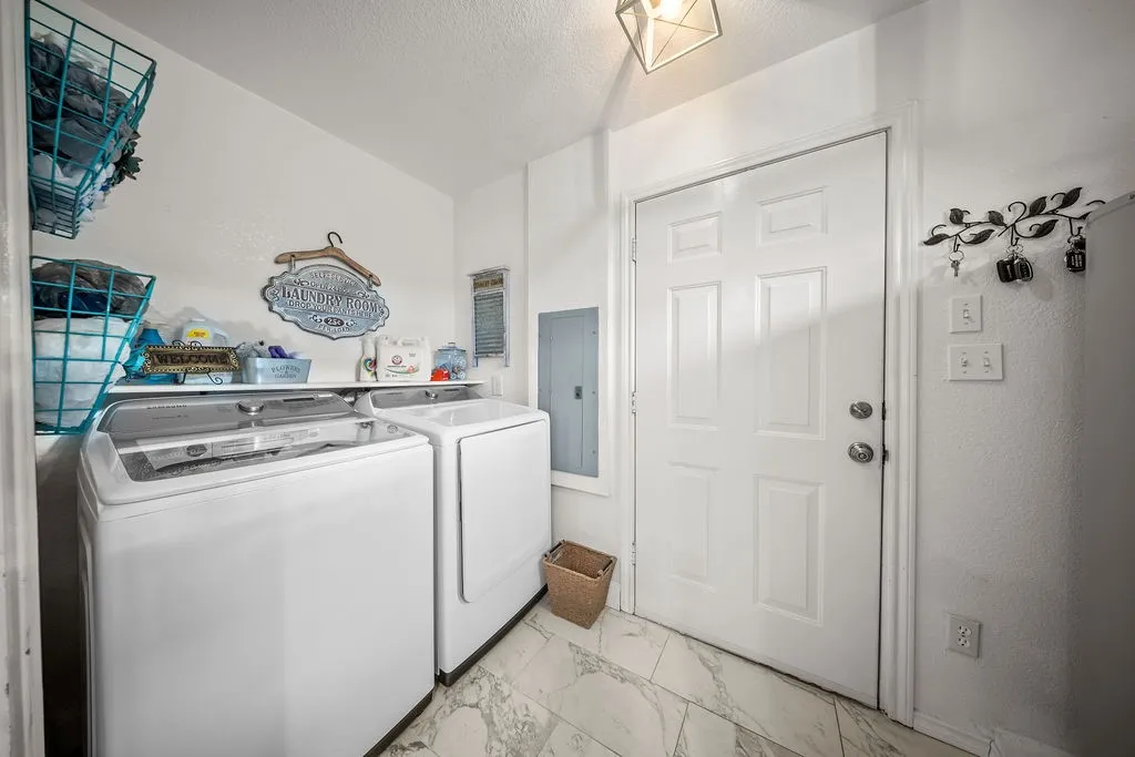 Single Family Residence For Sale in Ellis County , 303 Pump House Road, Ennis, Texas 75119, 3 Bedroom, 2 Bathroom, 4 Garage spaces, 2,000 Sqft, built in 1980, mls#21377410, Real Estate Agent in Ennis, Homes For Sale in Ellis county, Homes For Sale in Ennis, Realtor in Ennis Texas, Real Estate Brokerage Independent Realty Texas, Luminita Cordes Realtor