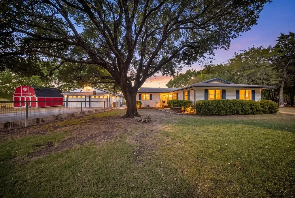 Single Family Residence For Sale in Ellis County , 303 Pump House Road, Ennis, Texas 75119, 3 Bedroom, 2 Bathroom, 4 Garage spaces, 2,000 Sqft, built in 1980, mls#21377410, Real Estate Agent in Ennis, Homes For Sale in Ellis county, Homes For Sale in Ennis, Realtor in Ennis Texas, Real Estate Brokerage Independent Realty Texas, Luminita Cordes Realtor