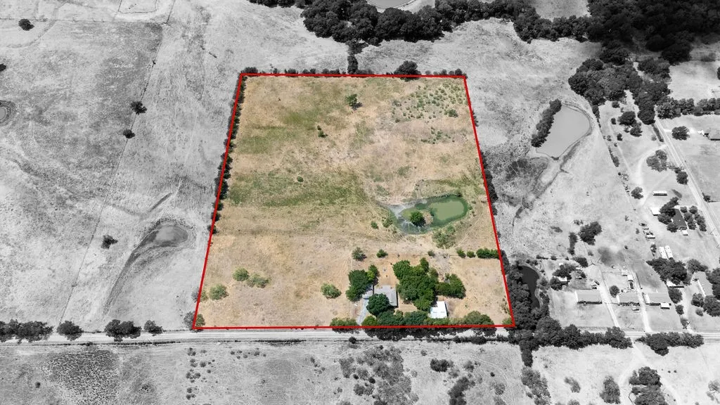 Single Family Residence For Sale in Ellis County , 303 Pump House Road, Ennis, Texas 75119, 3 Bedroom, 2 Bathroom, 4 Garage spaces, 2,000 Sqft, built in 1980, mls#21377410, Real Estate Agent in Ennis, Homes For Sale in Ellis county, Homes For Sale in Ennis, Realtor in Ennis Texas, Real Estate Brokerage Independent Realty Texas, Luminita Cordes Realtor