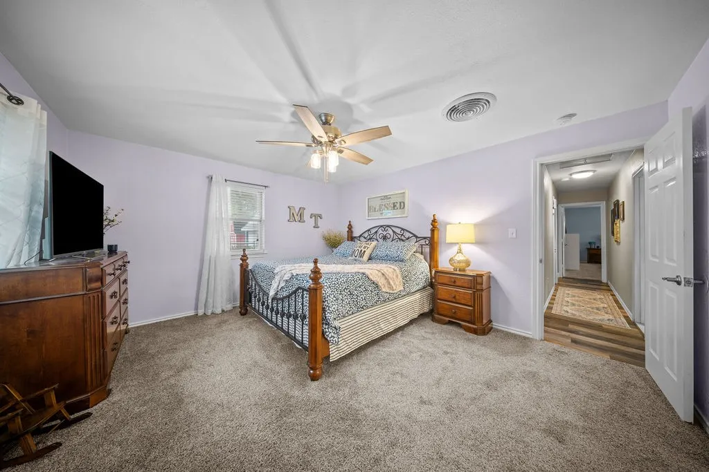 Single Family Residence For Sale in Ellis County , 303 Pump House Road, Ennis, Texas 75119, 3 Bedroom, 2 Bathroom, 4 Garage spaces, 2,000 Sqft, built in 1980, mls#21377410, Real Estate Agent in Ennis, Homes For Sale in Ellis county, Homes For Sale in Ennis, Realtor in Ennis Texas, Real Estate Brokerage Independent Realty Texas, Luminita Cordes Realtor