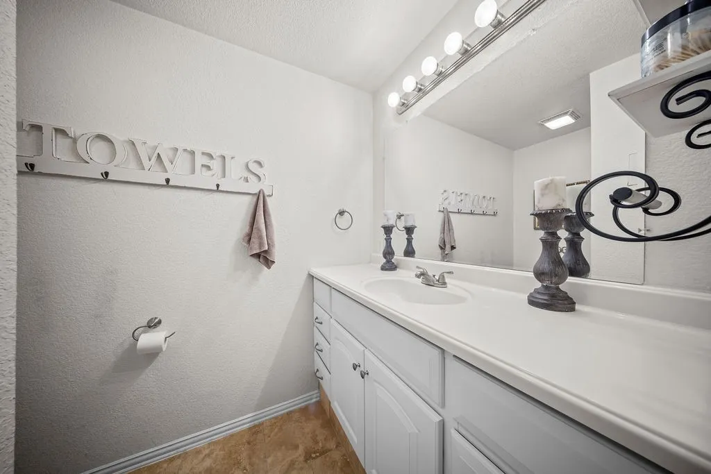 Single Family Residence For Sale in Ellis County , 303 Pump House Road, Ennis, Texas 75119, 3 Bedroom, 2 Bathroom, 4 Garage spaces, 2,000 Sqft, built in 1980, mls#21377410, Real Estate Agent in Ennis, Homes For Sale in Ellis county, Homes For Sale in Ennis, Realtor in Ennis Texas, Real Estate Brokerage Independent Realty Texas, Luminita Cordes Realtor