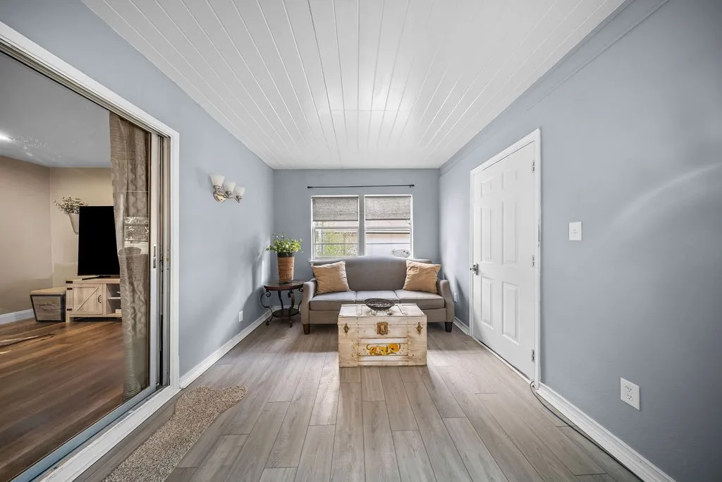 Single Family Residence For Sale in Ellis County , 303 Pump House Road, Ennis, Texas 75119, 3 Bedroom, 2 Bathroom, 4 Garage spaces, 2,000 Sqft, built in 1980, mls#21377410, Real Estate Agent in Ennis, Homes For Sale in Ellis county, Homes For Sale in Ennis, Realtor in Ennis Texas, Real Estate Brokerage Independent Realty Texas, Luminita Cordes Realtor