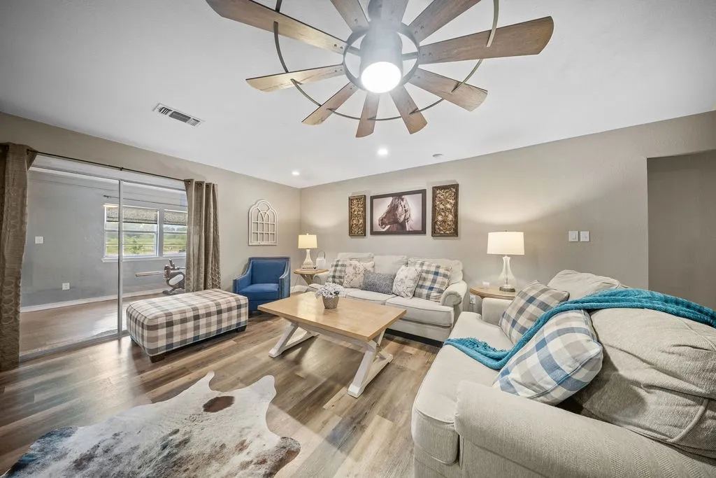 Single Family Residence For Sale in Ellis County , 303 Pump House Road, Ennis, Texas 75119, 3 Bedroom, 2 Bathroom, 4 Garage spaces, 2,000 Sqft, built in 1980, mls#21377410, Real Estate Agent in Ennis, Homes For Sale in Ellis county, Homes For Sale in Ennis, Realtor in Ennis Texas, Real Estate Brokerage Independent Realty Texas, Luminita Cordes Realtor