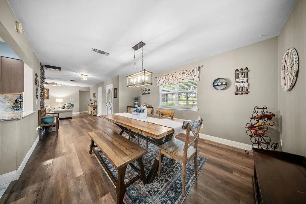Single Family Residence For Sale in Ellis County , 303 Pump House Road, Ennis, Texas 75119, 3 Bedroom, 2 Bathroom, 4 Garage spaces, 2,000 Sqft, built in 1980, mls#21377410, Real Estate Agent in Ennis, Homes For Sale in Ellis county, Homes For Sale in Ennis, Realtor in Ennis Texas, Real Estate Brokerage Independent Realty Texas, Luminita Cordes Realtor