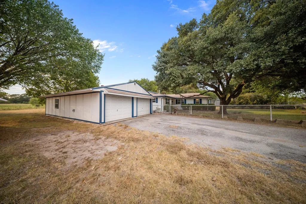 Single Family Residence For Sale in Ellis County , 303 Pump House Road, Ennis, Texas 75119, 3 Bedroom, 2 Bathroom, 4 Garage spaces, 2,000 Sqft, built in 1980, mls#21377410, Real Estate Agent in Ennis, Homes For Sale in Ellis county, Homes For Sale in Ennis, Realtor in Ennis Texas, Real Estate Brokerage Independent Realty Texas, Luminita Cordes Realtor