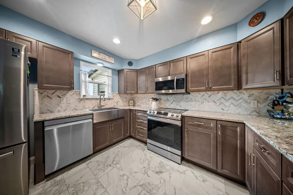 Single Family Residence For Sale in Ellis County , 303 Pump House Road, Ennis, Texas 75119, 3 Bedroom, 2 Bathroom, 4 Garage spaces, 2,000 Sqft, built in 1980, mls#21377410, Real Estate Agent in Ennis, Homes For Sale in Ellis county, Homes For Sale in Ennis, Realtor in Ennis Texas, Real Estate Brokerage Independent Realty Texas, Luminita Cordes Realtor