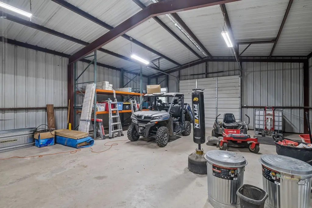 Single Family Residence For Sale in Ellis County , 303 Pump House Road, Ennis, Texas 75119, 3 Bedroom, 2 Bathroom, 4 Garage spaces, 2,000 Sqft, built in 1980, mls#21377410, Real Estate Agent in Ennis, Homes For Sale in Ellis county, Homes For Sale in Ennis, Realtor in Ennis Texas, Real Estate Brokerage Independent Realty Texas, Luminita Cordes Realtor