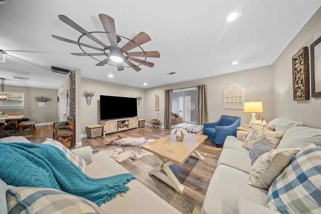 Single Family Residence For Sale in Ellis County , 303 Pump House Road, Ennis, Texas 75119, 3 Bedroom, 2 Bathroom, 4 Garage spaces, 2,000 Sqft, built in 1980, mls#21377410, Real Estate Agent in Ennis, Homes For Sale in Ellis county, Homes For Sale in Ennis, Realtor in Ennis Texas, Real Estate Brokerage Independent Realty Texas, Luminita Cordes Realtor