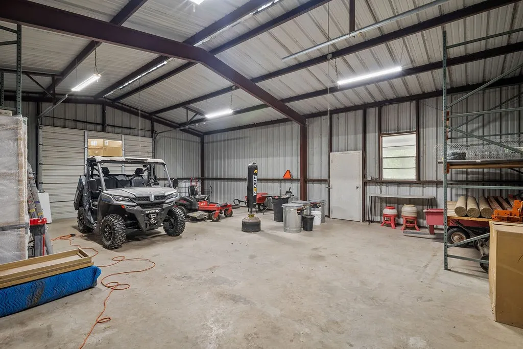 Single Family Residence For Sale in Ellis County , 303 Pump House Road, Ennis, Texas 75119, 3 Bedroom, 2 Bathroom, 4 Garage spaces, 2,000 Sqft, built in 1980, mls#21377410, Real Estate Agent in Ennis, Homes For Sale in Ellis county, Homes For Sale in Ennis, Realtor in Ennis Texas, Real Estate Brokerage Independent Realty Texas, Luminita Cordes Realtor