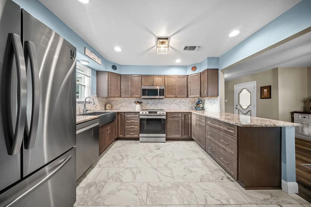 Single Family Residence For Sale in Ellis County , 303 Pump House Road, Ennis, Texas 75119, 3 Bedroom, 2 Bathroom, 4 Garage spaces, 2,000 Sqft, built in 1980, mls#21377410, Real Estate Agent in Ennis, Homes For Sale in Ellis county, Homes For Sale in Ennis, Realtor in Ennis Texas, Real Estate Brokerage Independent Realty Texas, Luminita Cordes Realtor