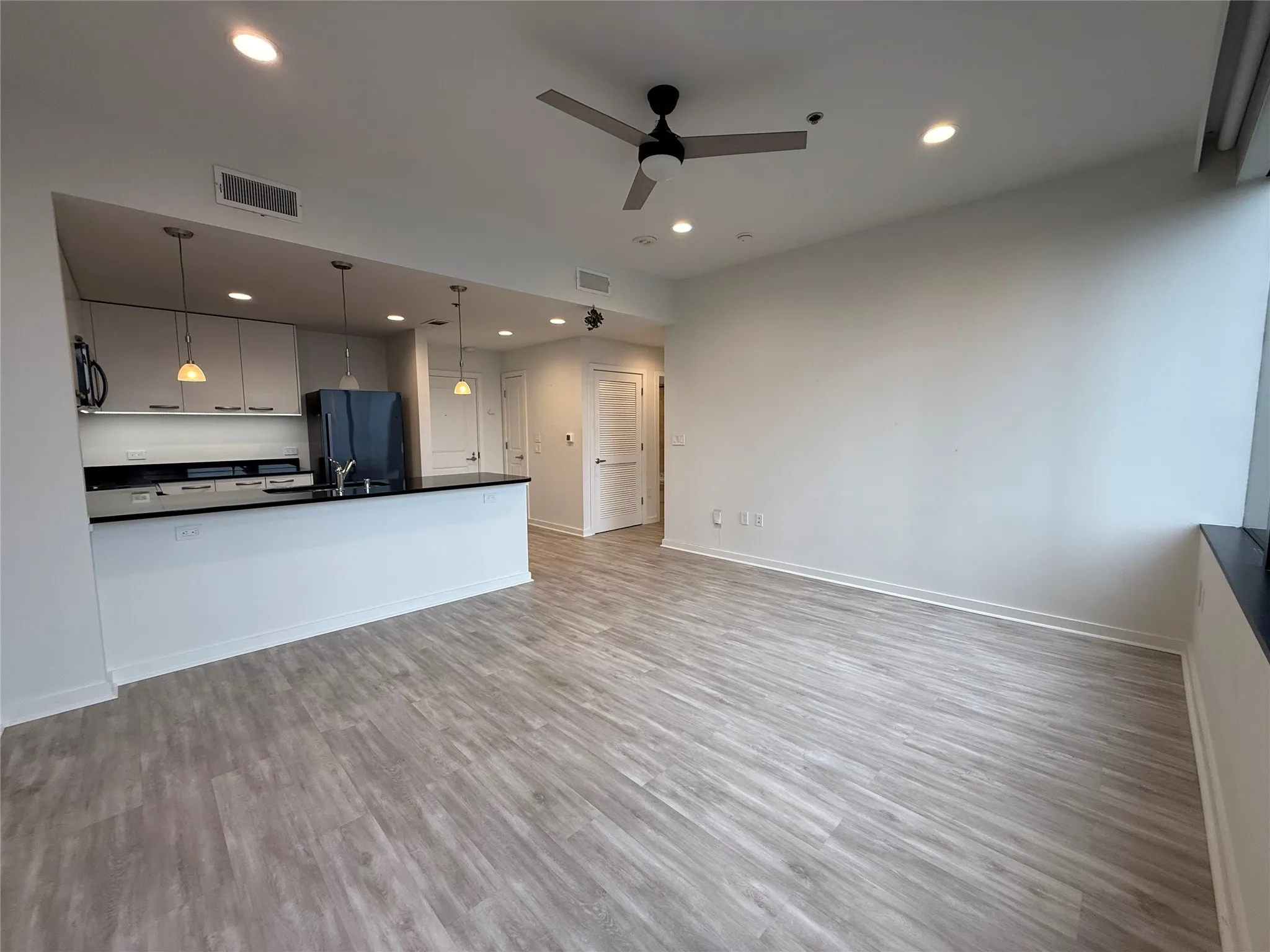 Condominium For Rent in Dallas County , 1200 Main Street 902, Dallas, Texas 75202, 1 Bedroom, 1 Bathroom, 1 Garage spaces, 660 Sqft, built in 1974, mls#21378163, Real Estate Agent in Dallas, Homes For Rent in Dallas county, Homes For Rent in Dallas, Realtor in Dallas Texas, Real Estate Brokerage Independent Realty Texas, Luminita Cordes Realtor