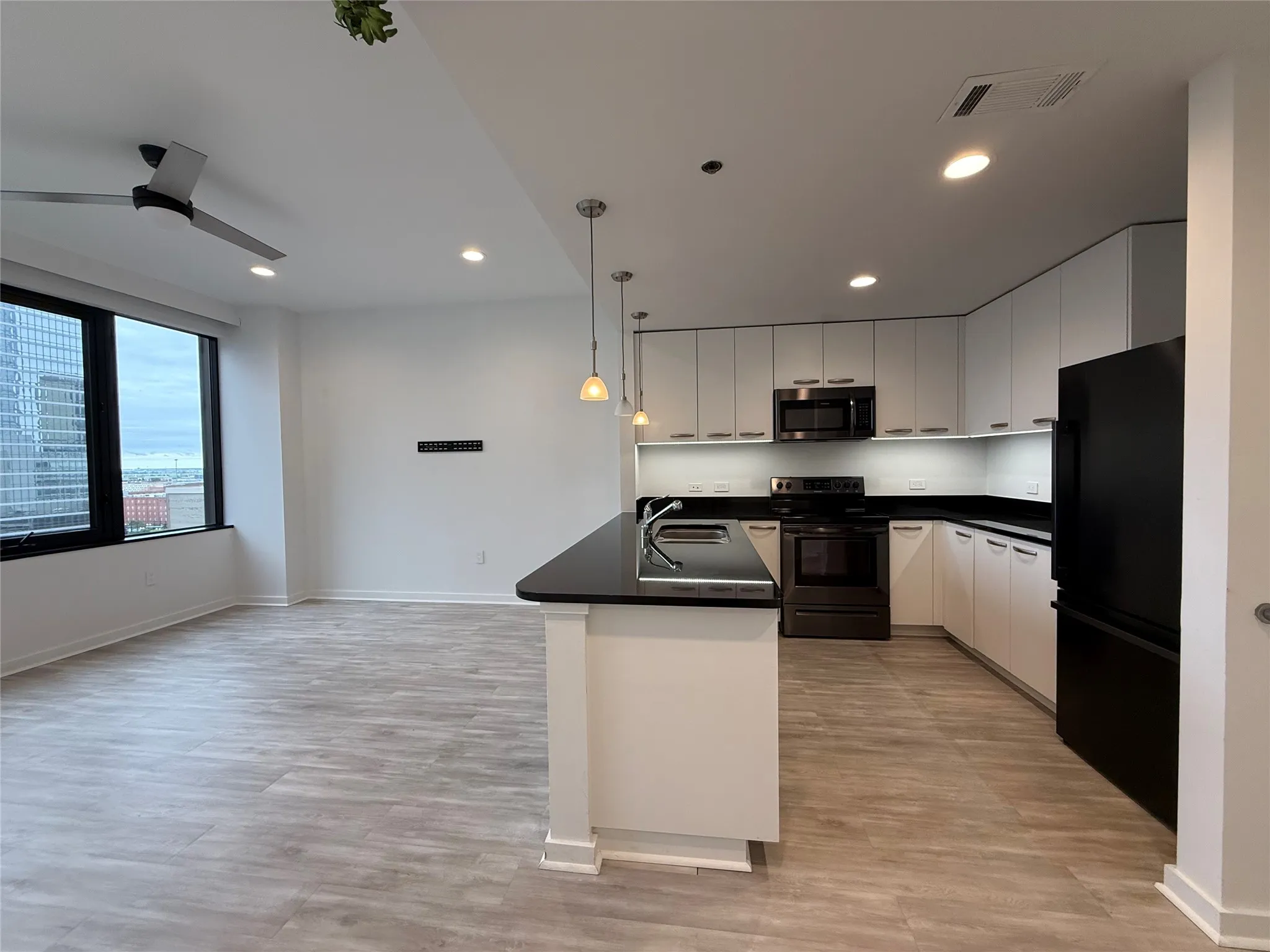 Condominium For Rent in Dallas County , 1200 Main Street 902, Dallas, Texas 75202, 1 Bedroom, 1 Bathroom, 1 Garage spaces, 660 Sqft, built in 1974, mls#21378163, Real Estate Agent in Dallas, Homes For Rent in Dallas county, Homes For Rent in Dallas, Realtor in Dallas Texas, Real Estate Brokerage Independent Realty Texas, Luminita Cordes Realtor