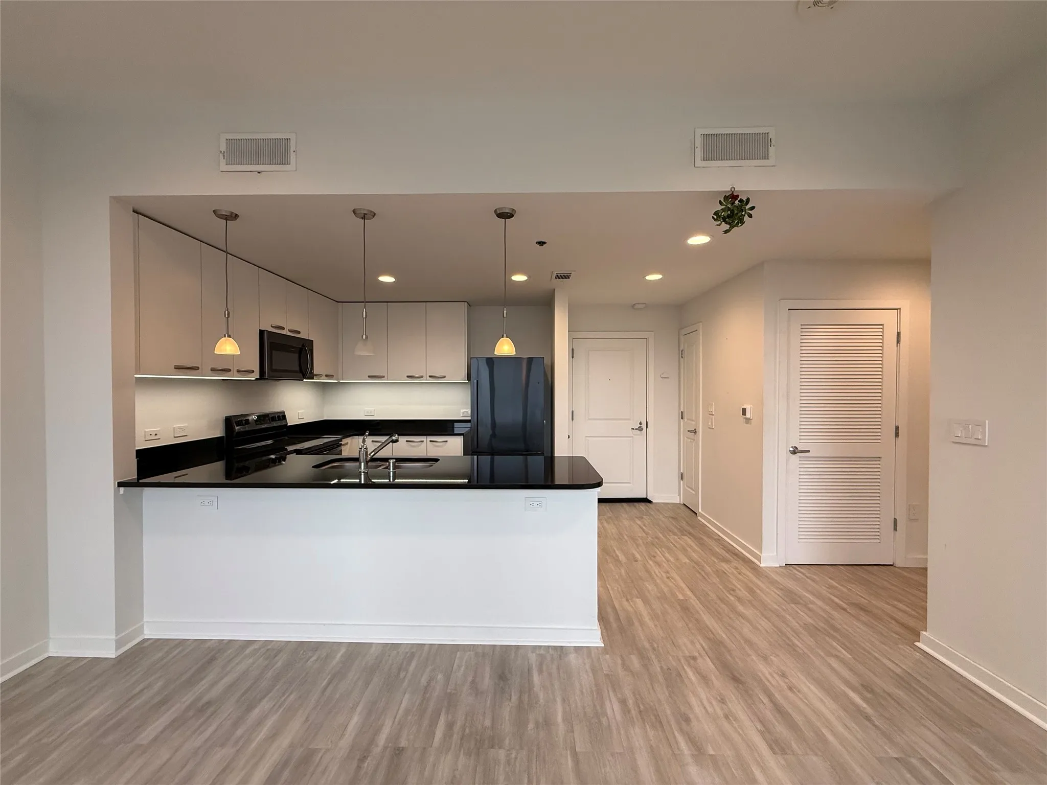 Condominium For Rent in Dallas County , 1200 Main Street 902, Dallas, Texas 75202, 1 Bedroom, 1 Bathroom, 1 Garage spaces, 660 Sqft, built in 1974, mls#21378163, Real Estate Agent in Dallas, Homes For Rent in Dallas county, Homes For Rent in Dallas, Realtor in Dallas Texas, Real Estate Brokerage Independent Realty Texas, Luminita Cordes Realtor