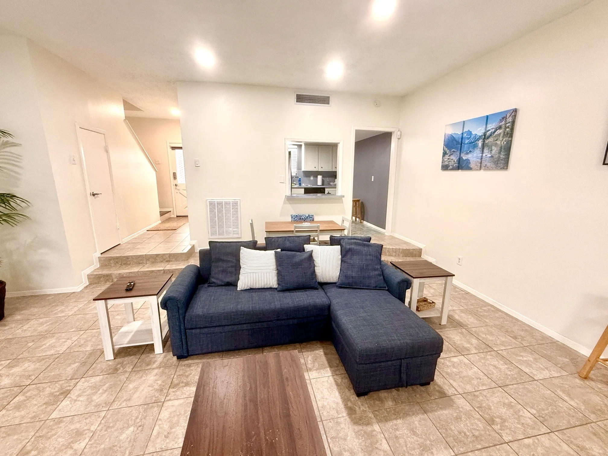 Condominium For Rent in Dallas County , 6029 E University Boulevard 110, Dallas, Texas 75206, 2 Bedroom, 2 Bathroom, Garage spaces, 1,350 Sqft, built in 1964, mls#21379352, Real Estate Agent in Dallas, Homes For Rent in Dallas county, Homes For Rent in Dallas, Realtor in Dallas Texas, Real Estate Brokerage Independent Realty Texas, Luminita Cordes Realtor