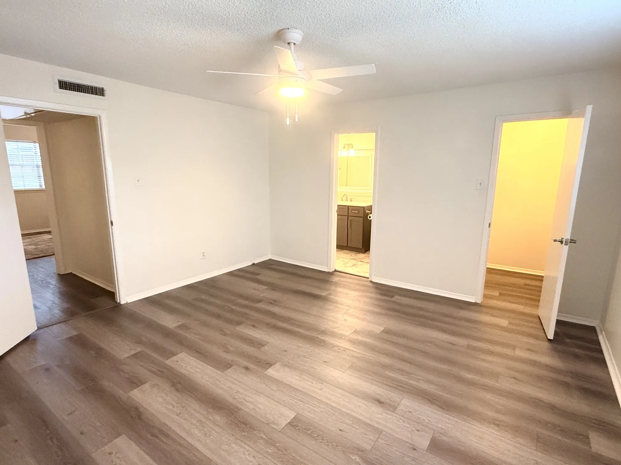 Condominium For Rent in Dallas County , 6029 E University Boulevard 110, Dallas, Texas 75206, 2 Bedroom, 2 Bathroom, Garage spaces, 1,350 Sqft, built in 1964, mls#21379352, Real Estate Agent in Dallas, Homes For Rent in Dallas county, Homes For Rent in Dallas, Realtor in Dallas Texas, Real Estate Brokerage Independent Realty Texas, Luminita Cordes Realtor