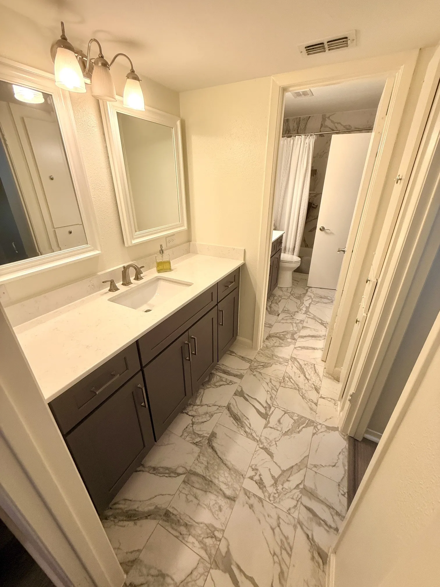 Condominium For Rent in Dallas County , 6029 E University Boulevard 110, Dallas, Texas 75206, 2 Bedroom, 2 Bathroom, Garage spaces, 1,350 Sqft, built in 1964, mls#21379352, Real Estate Agent in Dallas, Homes For Rent in Dallas county, Homes For Rent in Dallas, Realtor in Dallas Texas, Real Estate Brokerage Independent Realty Texas, Luminita Cordes Realtor