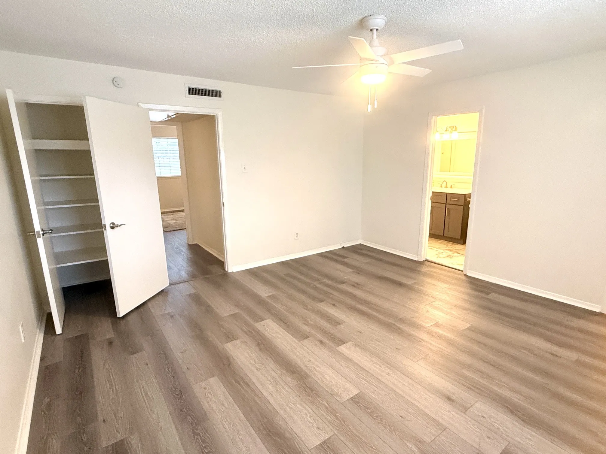 Condominium For Rent in Dallas County , 6029 E University Boulevard 110, Dallas, Texas 75206, 2 Bedroom, 2 Bathroom, Garage spaces, 1,350 Sqft, built in 1964, mls#21379352, Real Estate Agent in Dallas, Homes For Rent in Dallas county, Homes For Rent in Dallas, Realtor in Dallas Texas, Real Estate Brokerage Independent Realty Texas, Luminita Cordes Realtor