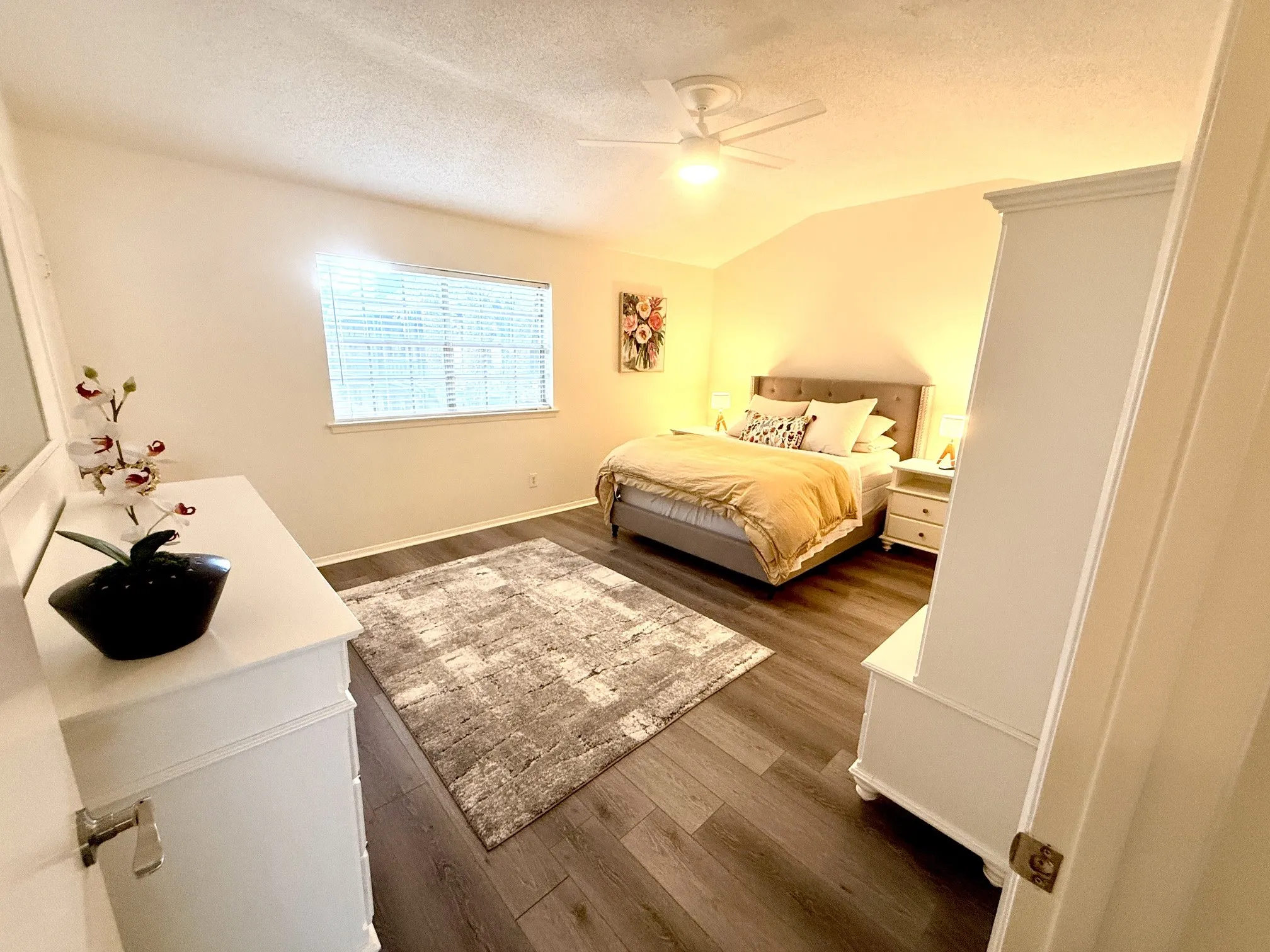 Condominium For Rent in Dallas County , 6029 E University Boulevard 110, Dallas, Texas 75206, 2 Bedroom, 2 Bathroom, Garage spaces, 1,350 Sqft, built in 1964, mls#21379352, Real Estate Agent in Dallas, Homes For Rent in Dallas county, Homes For Rent in Dallas, Realtor in Dallas Texas, Real Estate Brokerage Independent Realty Texas, Luminita Cordes Realtor