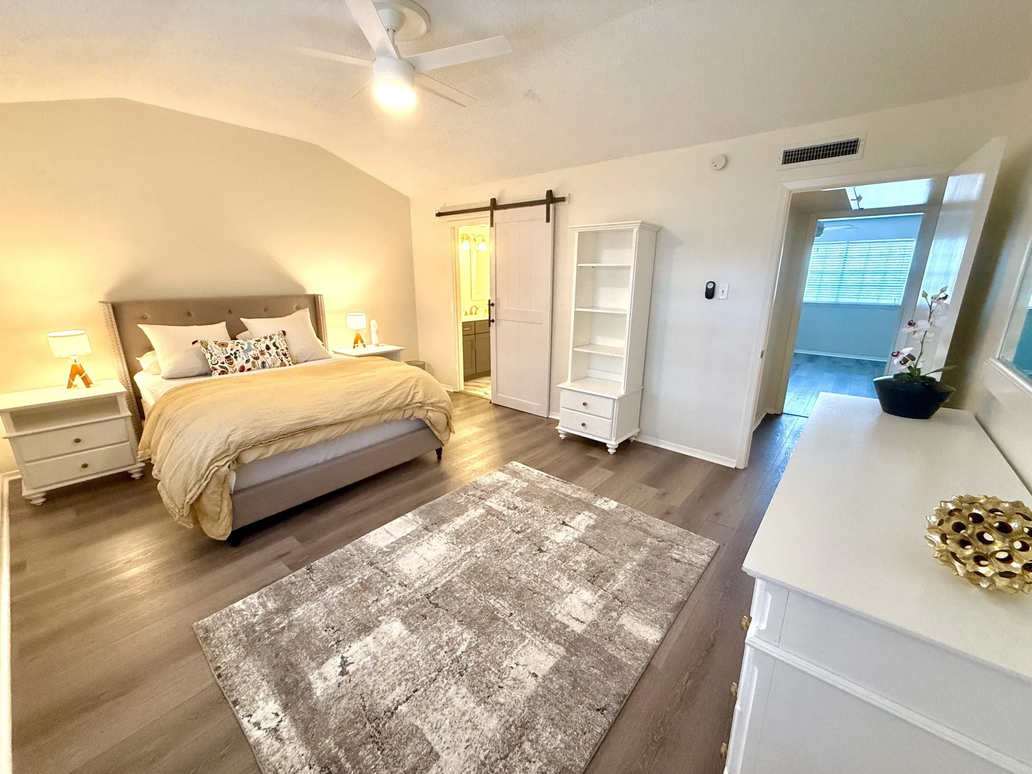 Condominium For Rent in Dallas County , 6029 E University Boulevard 110, Dallas, Texas 75206, 2 Bedroom, 2 Bathroom, Garage spaces, 1,350 Sqft, built in 1964, mls#21379352, Real Estate Agent in Dallas, Homes For Rent in Dallas county, Homes For Rent in Dallas, Realtor in Dallas Texas, Real Estate Brokerage Independent Realty Texas, Luminita Cordes Realtor