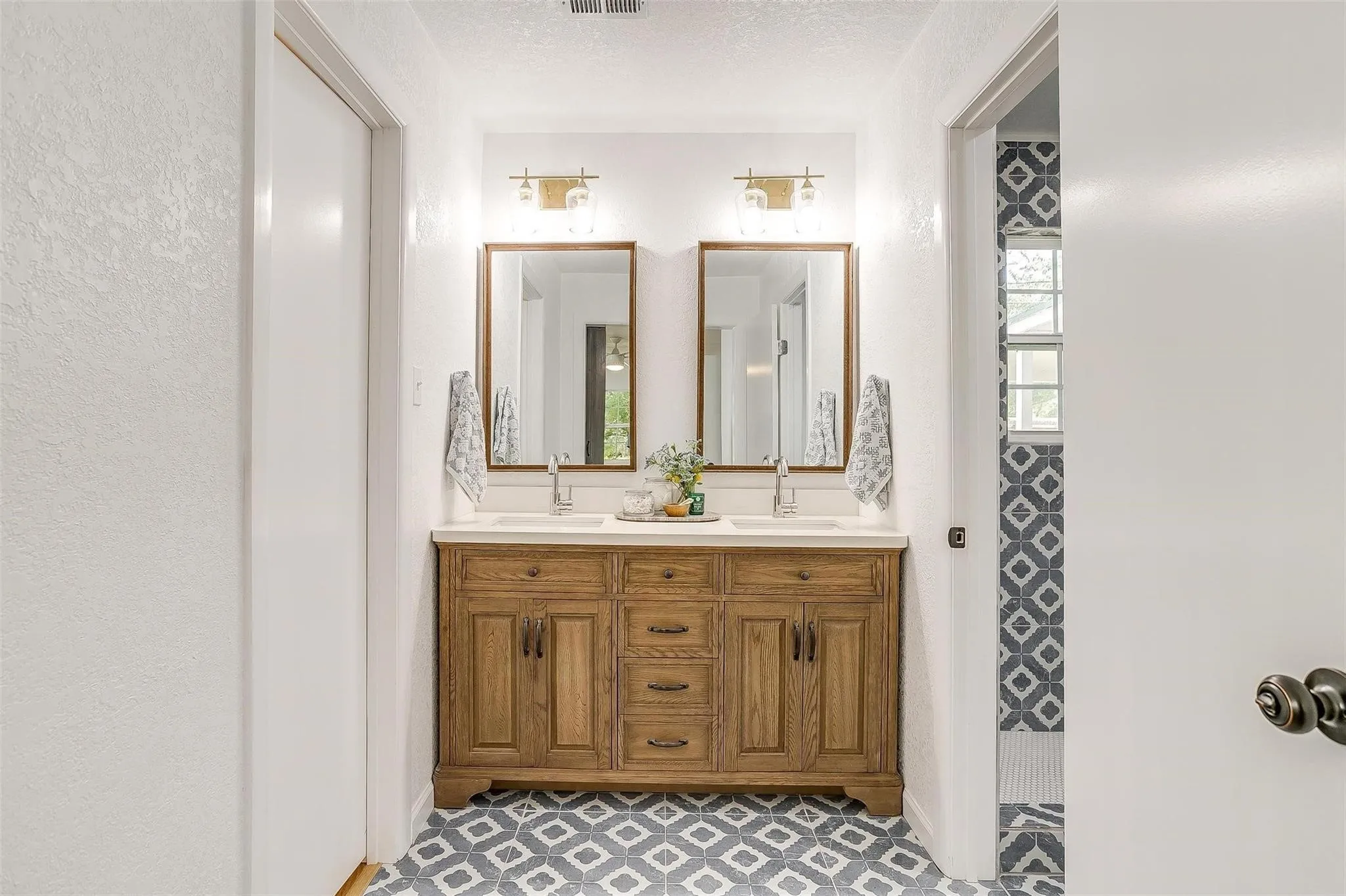 Single Family Residence For Rent in Tarrant County , 1701 Larkspur Drive, Arlington, Texas 76013, 5 Bedroom, 3 Bathroom, 2 Garage spaces, 2,794 Sqft, built in 1964, mls#21379385, Real Estate Agent in Arlington, Homes For Rent in Tarrant county, Homes For Rent in Arlington, Realtor in Arlington Texas, Real Estate Brokerage Independent Realty Texas, Luminita Cordes Realtor