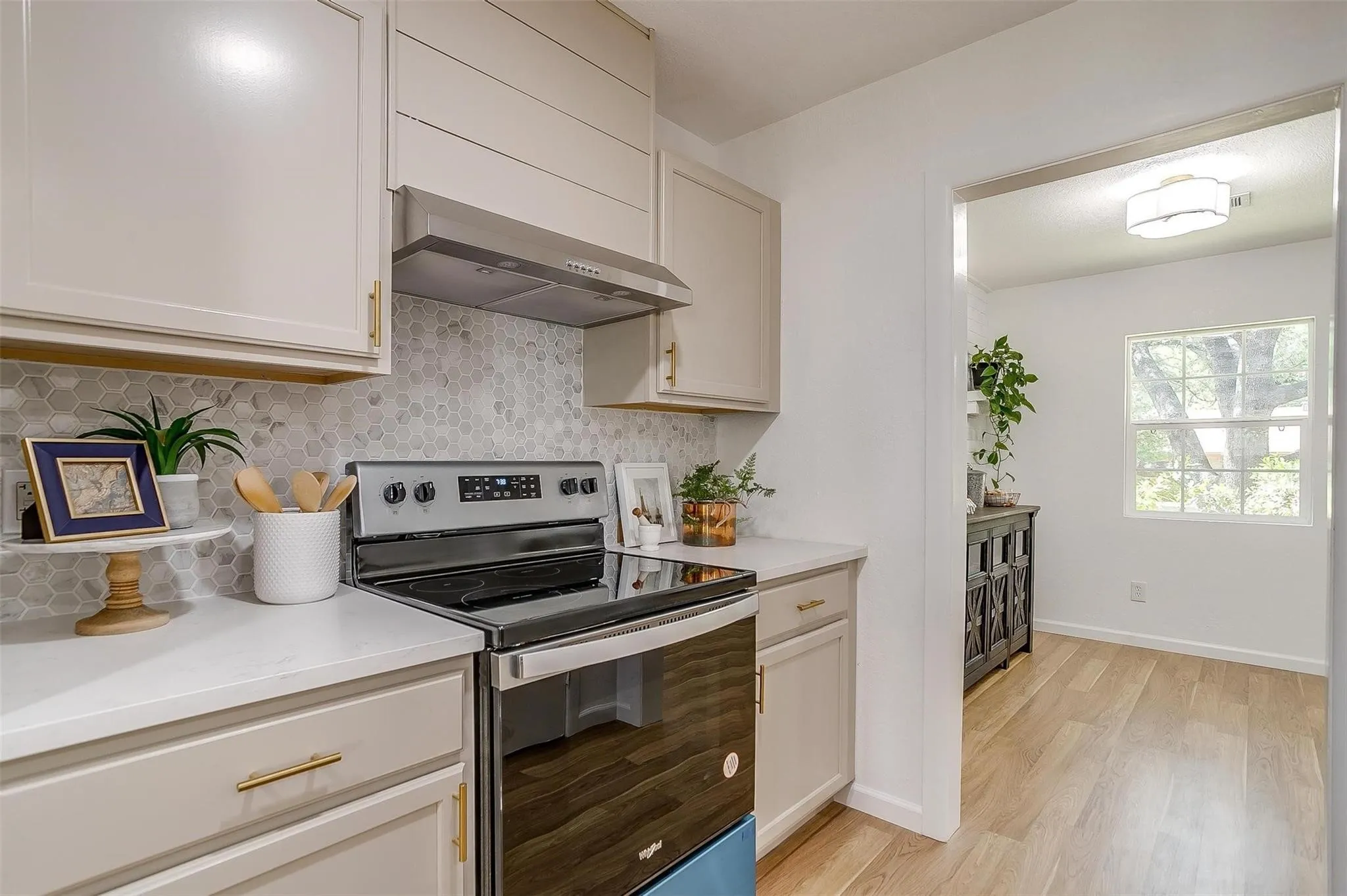 Single Family Residence For Rent in Tarrant County , 1701 Larkspur Drive, Arlington, Texas 76013, 5 Bedroom, 3 Bathroom, 2 Garage spaces, 2,794 Sqft, built in 1964, mls#21379385, Real Estate Agent in Arlington, Homes For Rent in Tarrant county, Homes For Rent in Arlington, Realtor in Arlington Texas, Real Estate Brokerage Independent Realty Texas, Luminita Cordes Realtor