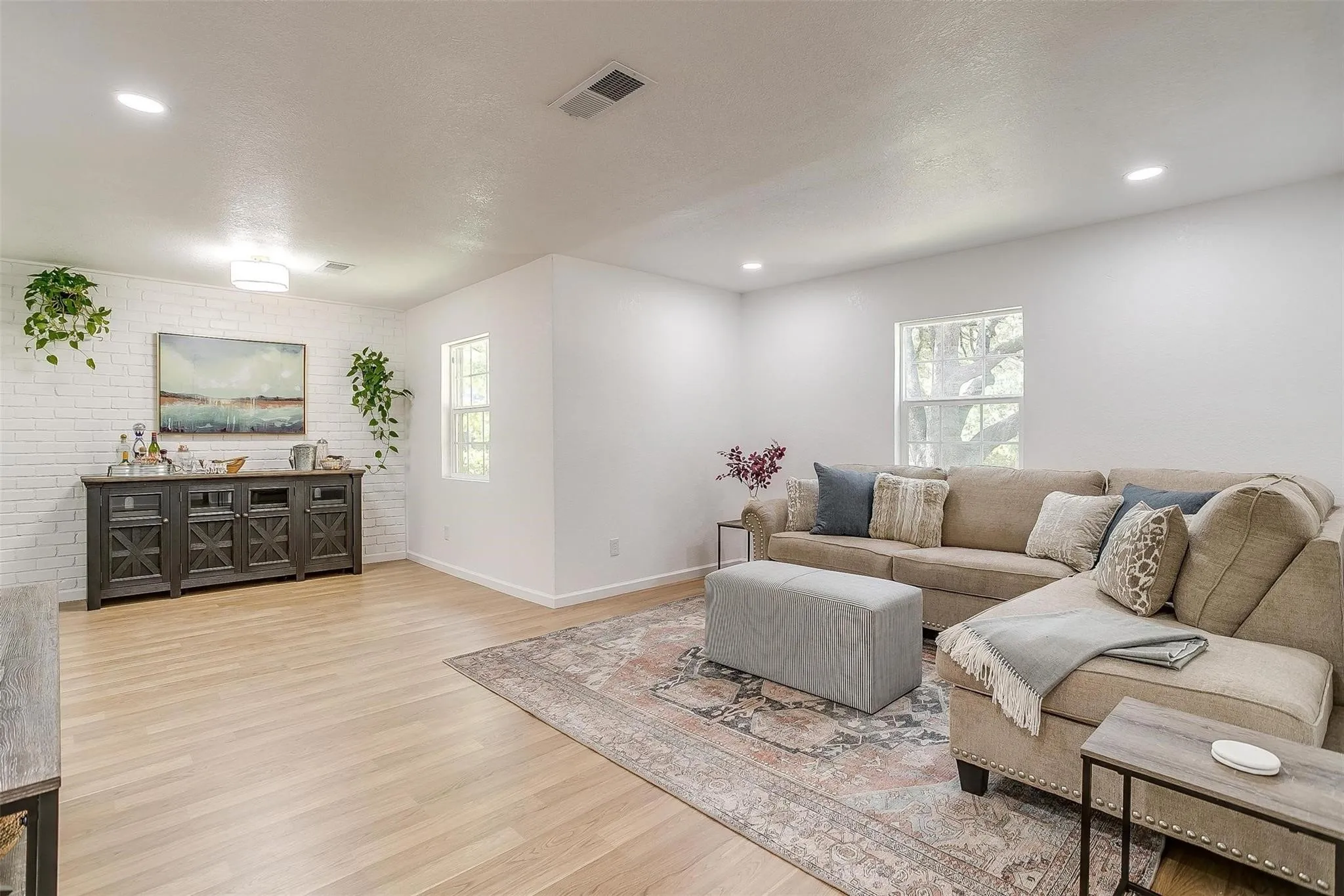 Single Family Residence For Rent in Tarrant County , 1701 Larkspur Drive, Arlington, Texas 76013, 5 Bedroom, 3 Bathroom, 2 Garage spaces, 2,794 Sqft, built in 1964, mls#21379385, Real Estate Agent in Arlington, Homes For Rent in Tarrant county, Homes For Rent in Arlington, Realtor in Arlington Texas, Real Estate Brokerage Independent Realty Texas, Luminita Cordes Realtor