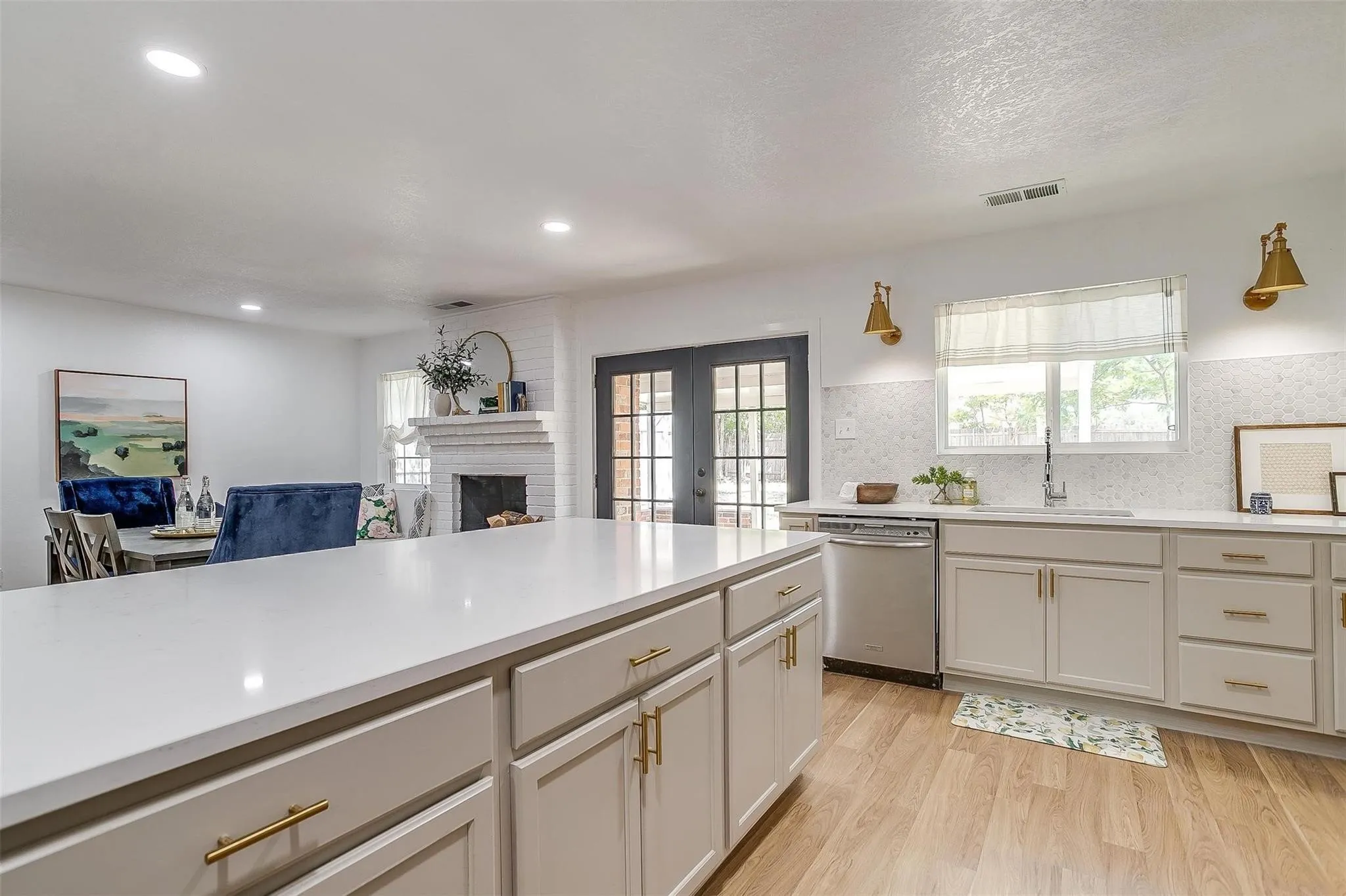 Single Family Residence For Rent in Tarrant County , 1701 Larkspur Drive, Arlington, Texas 76013, 5 Bedroom, 3 Bathroom, 2 Garage spaces, 2,794 Sqft, built in 1964, mls#21379385, Real Estate Agent in Arlington, Homes For Rent in Tarrant county, Homes For Rent in Arlington, Realtor in Arlington Texas, Real Estate Brokerage Independent Realty Texas, Luminita Cordes Realtor