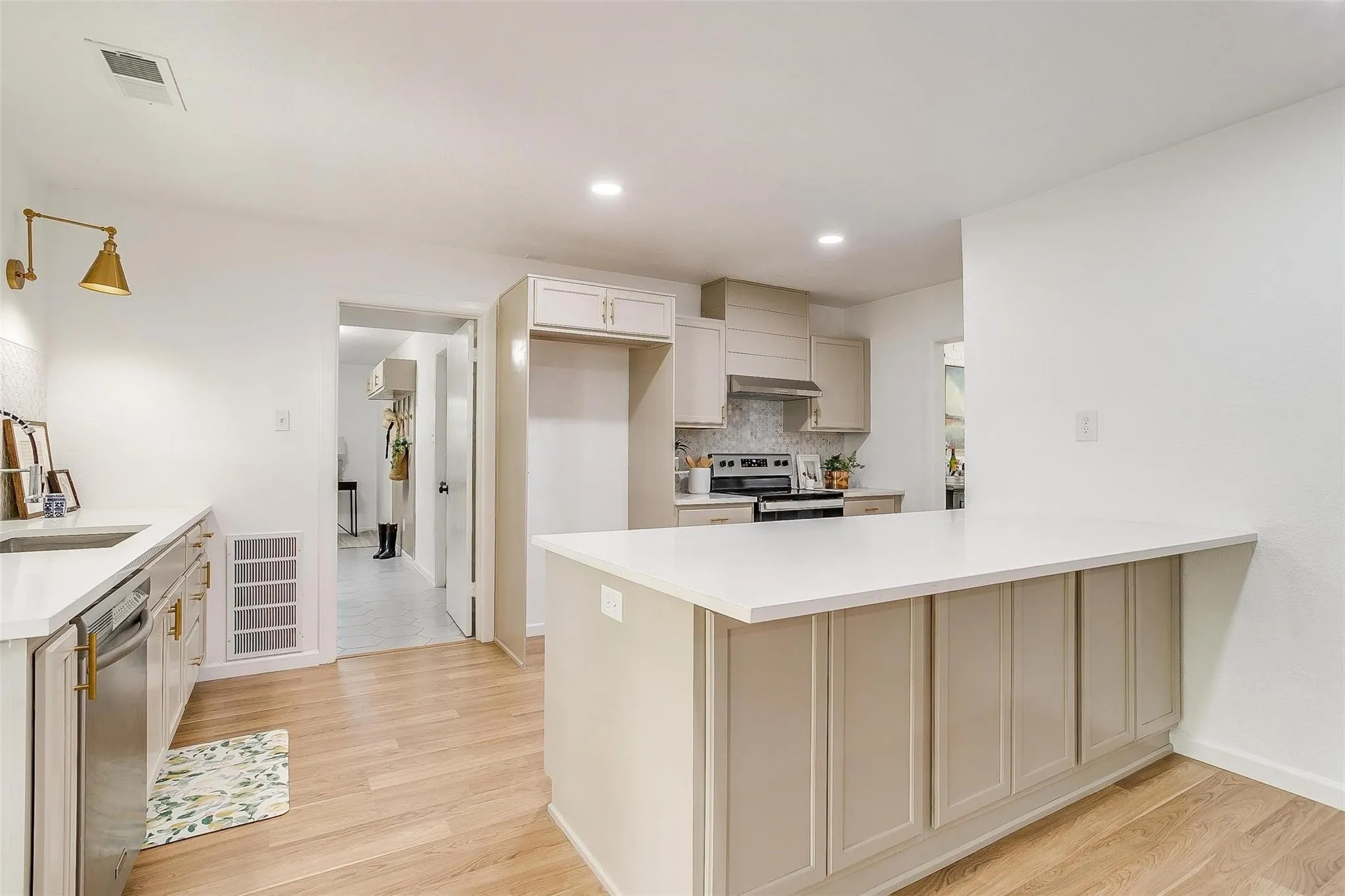 Single Family Residence For Rent in Tarrant County , 1701 Larkspur Drive, Arlington, Texas 76013, 5 Bedroom, 3 Bathroom, 2 Garage spaces, 2,794 Sqft, built in 1964, mls#21379385, Real Estate Agent in Arlington, Homes For Rent in Tarrant county, Homes For Rent in Arlington, Realtor in Arlington Texas, Real Estate Brokerage Independent Realty Texas, Luminita Cordes Realtor
