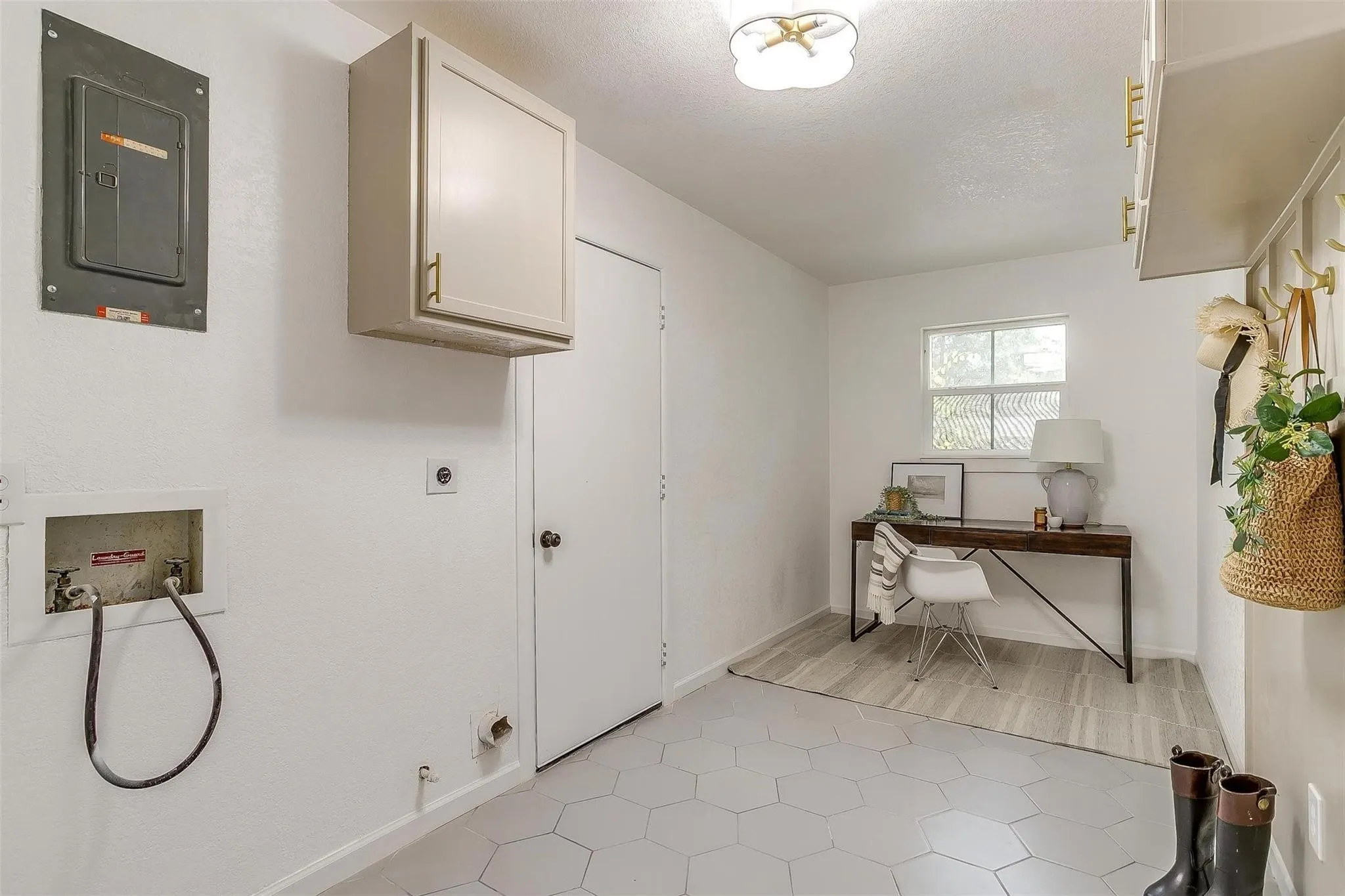 Single Family Residence For Rent in Tarrant County , 1701 Larkspur Drive, Arlington, Texas 76013, 5 Bedroom, 3 Bathroom, 2 Garage spaces, 2,794 Sqft, built in 1964, mls#21379385, Real Estate Agent in Arlington, Homes For Rent in Tarrant county, Homes For Rent in Arlington, Realtor in Arlington Texas, Real Estate Brokerage Independent Realty Texas, Luminita Cordes Realtor
