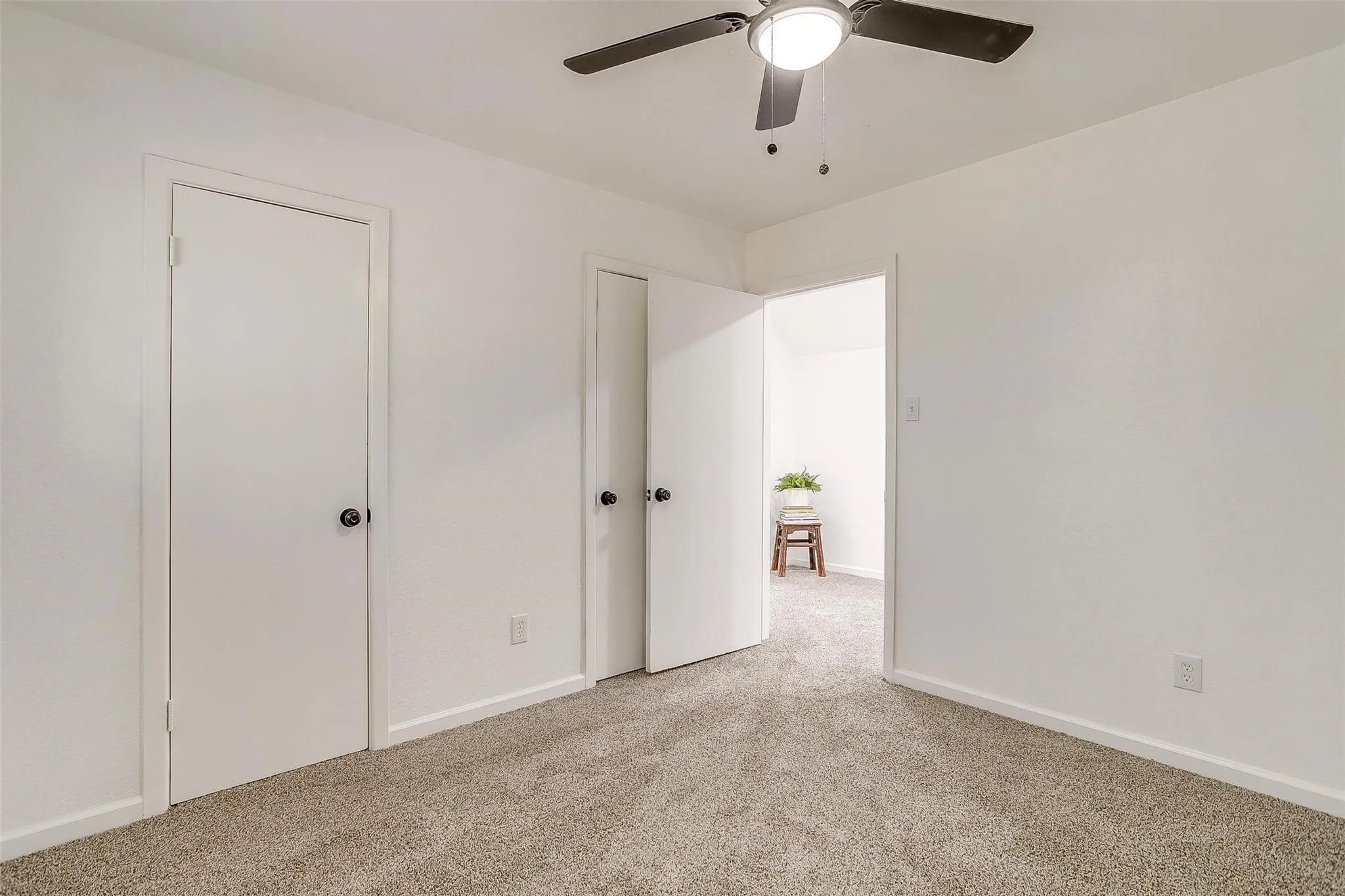 Single Family Residence For Rent in Tarrant County , 1701 Larkspur Drive, Arlington, Texas 76013, 5 Bedroom, 3 Bathroom, 2 Garage spaces, 2,794 Sqft, built in 1964, mls#21379385, Real Estate Agent in Arlington, Homes For Rent in Tarrant county, Homes For Rent in Arlington, Realtor in Arlington Texas, Real Estate Brokerage Independent Realty Texas, Luminita Cordes Realtor