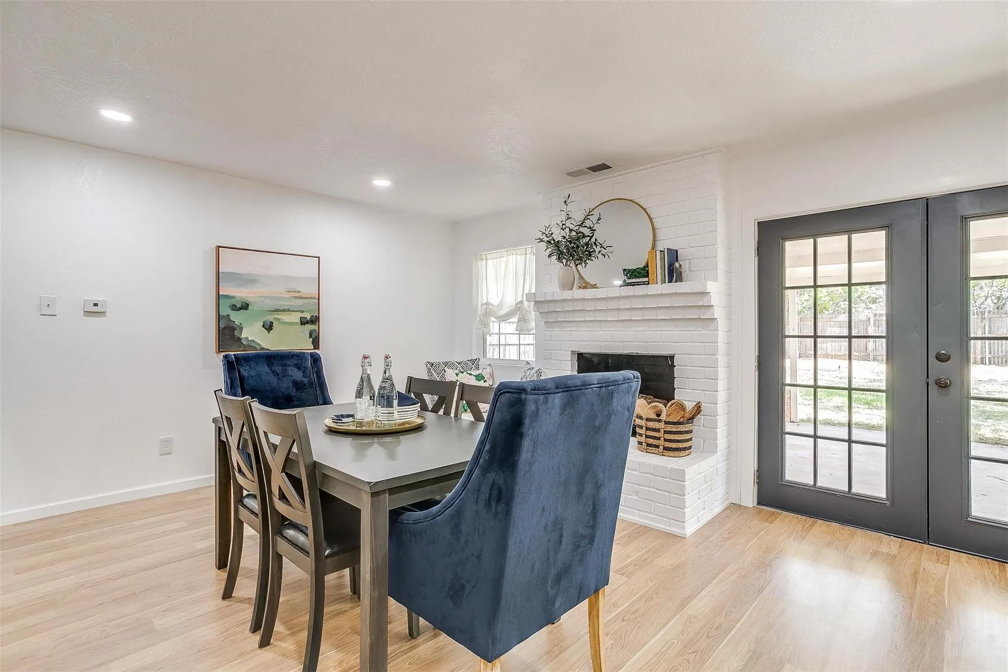 Single Family Residence For Rent in Tarrant County , 1701 Larkspur Drive, Arlington, Texas 76013, 5 Bedroom, 3 Bathroom, 2 Garage spaces, 2,794 Sqft, built in 1964, mls#21379385, Real Estate Agent in Arlington, Homes For Rent in Tarrant county, Homes For Rent in Arlington, Realtor in Arlington Texas, Real Estate Brokerage Independent Realty Texas, Luminita Cordes Realtor