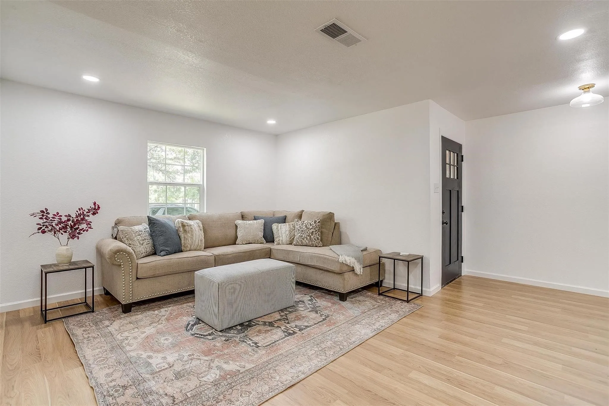 Single Family Residence For Rent in Tarrant County , 1701 Larkspur Drive, Arlington, Texas 76013, 5 Bedroom, 3 Bathroom, 2 Garage spaces, 2,794 Sqft, built in 1964, mls#21379385, Real Estate Agent in Arlington, Homes For Rent in Tarrant county, Homes For Rent in Arlington, Realtor in Arlington Texas, Real Estate Brokerage Independent Realty Texas, Luminita Cordes Realtor
