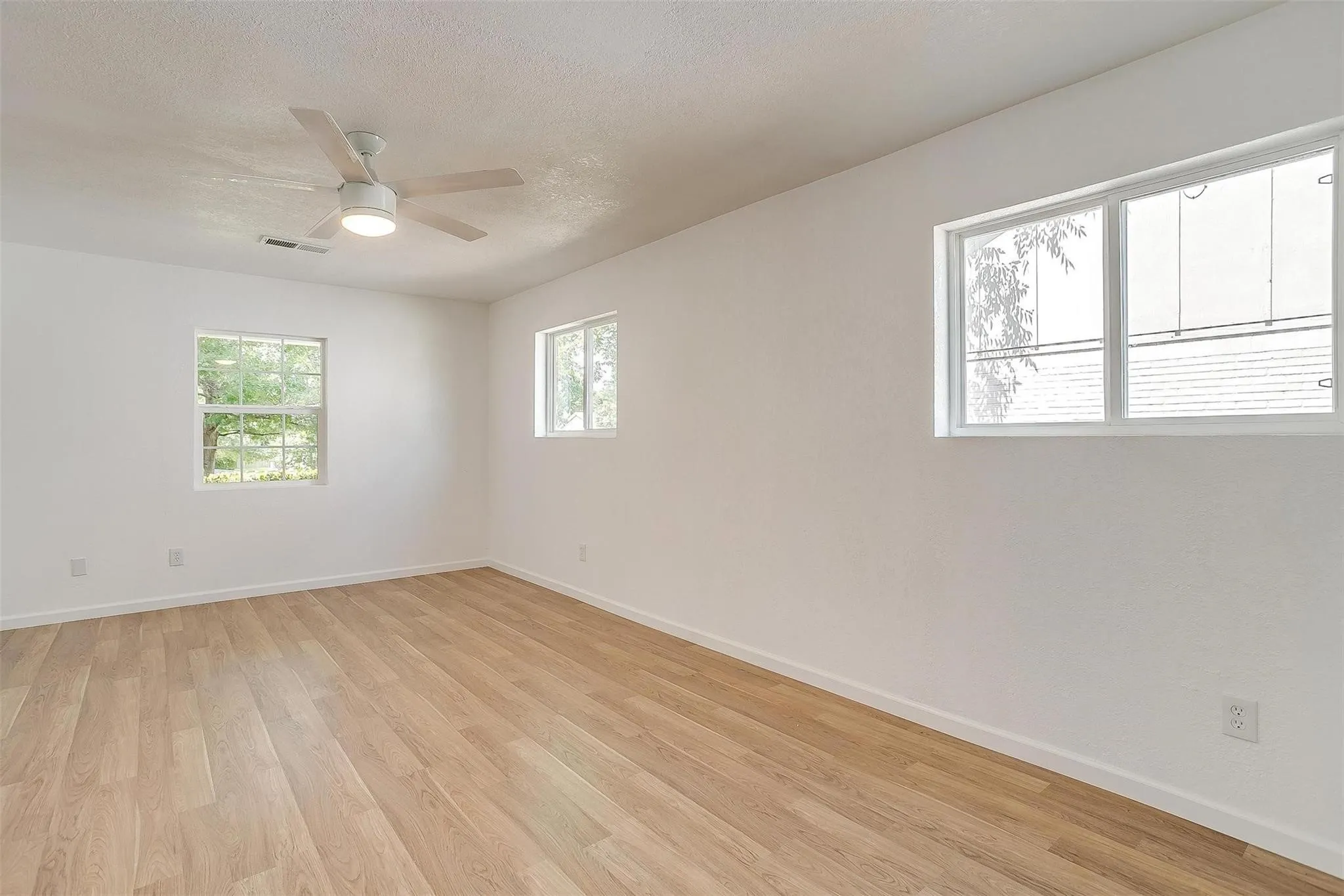 Single Family Residence For Rent in Tarrant County , 1701 Larkspur Drive, Arlington, Texas 76013, 5 Bedroom, 3 Bathroom, 2 Garage spaces, 2,794 Sqft, built in 1964, mls#21379385, Real Estate Agent in Arlington, Homes For Rent in Tarrant county, Homes For Rent in Arlington, Realtor in Arlington Texas, Real Estate Brokerage Independent Realty Texas, Luminita Cordes Realtor