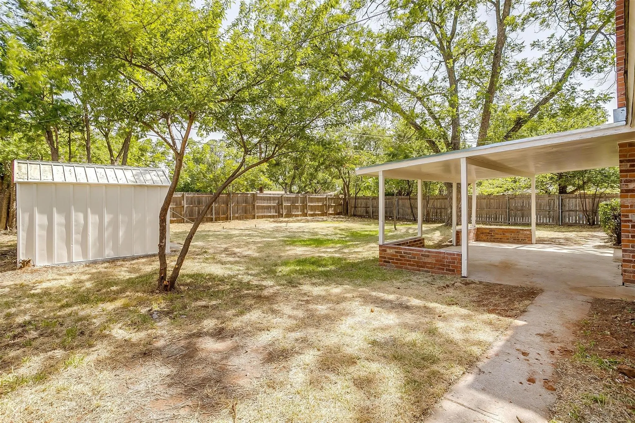 Single Family Residence For Rent in Tarrant County , 1701 Larkspur Drive, Arlington, Texas 76013, 5 Bedroom, 3 Bathroom, 2 Garage spaces, 2,794 Sqft, built in 1964, mls#21379385, Real Estate Agent in Arlington, Homes For Rent in Tarrant county, Homes For Rent in Arlington, Realtor in Arlington Texas, Real Estate Brokerage Independent Realty Texas, Luminita Cordes Realtor