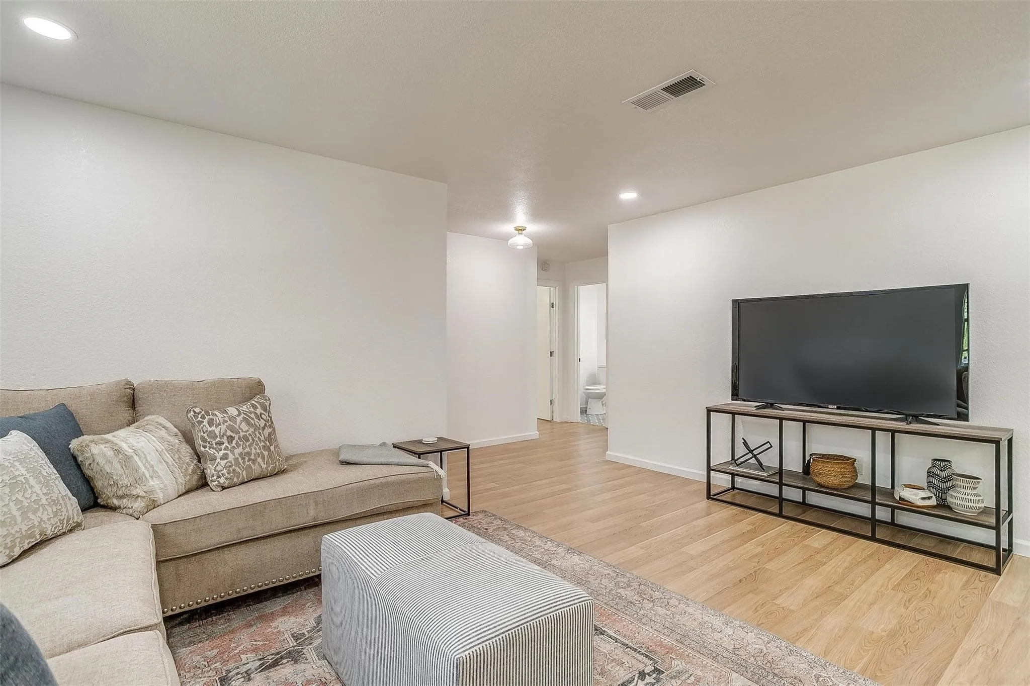 Single Family Residence For Rent in Tarrant County , 1701 Larkspur Drive, Arlington, Texas 76013, 5 Bedroom, 3 Bathroom, 2 Garage spaces, 2,794 Sqft, built in 1964, mls#21379385, Real Estate Agent in Arlington, Homes For Rent in Tarrant county, Homes For Rent in Arlington, Realtor in Arlington Texas, Real Estate Brokerage Independent Realty Texas, Luminita Cordes Realtor
