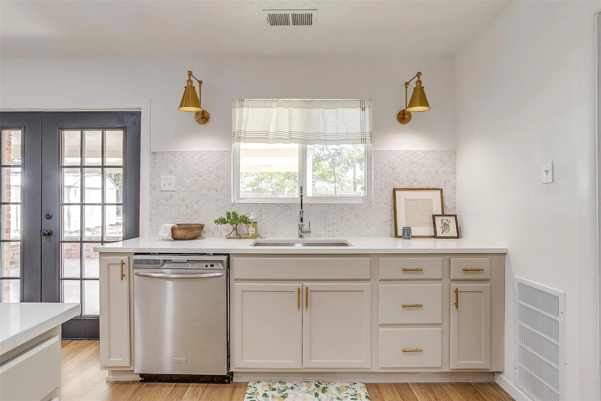 Single Family Residence For Rent in Tarrant County , 1701 Larkspur Drive, Arlington, Texas 76013, 5 Bedroom, 3 Bathroom, 2 Garage spaces, 2,794 Sqft, built in 1964, mls#21379385, Real Estate Agent in Arlington, Homes For Rent in Tarrant county, Homes For Rent in Arlington, Realtor in Arlington Texas, Real Estate Brokerage Independent Realty Texas, Luminita Cordes Realtor