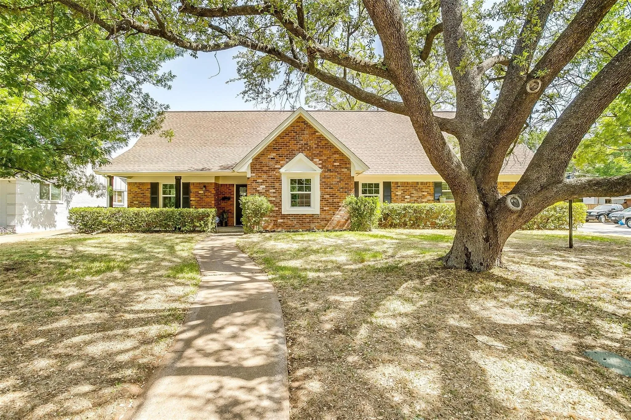 Single Family Residence For Rent in Tarrant County , 1701 Larkspur Drive, Arlington, Texas 76013, 5 Bedroom, 3 Bathroom, 2 Garage spaces, 2,794 Sqft, built in 1964, mls#21379385, Real Estate Agent in Arlington, Homes For Rent in Tarrant county, Homes For Rent in Arlington, Realtor in Arlington Texas, Real Estate Brokerage Independent Realty Texas, Luminita Cordes Realtor