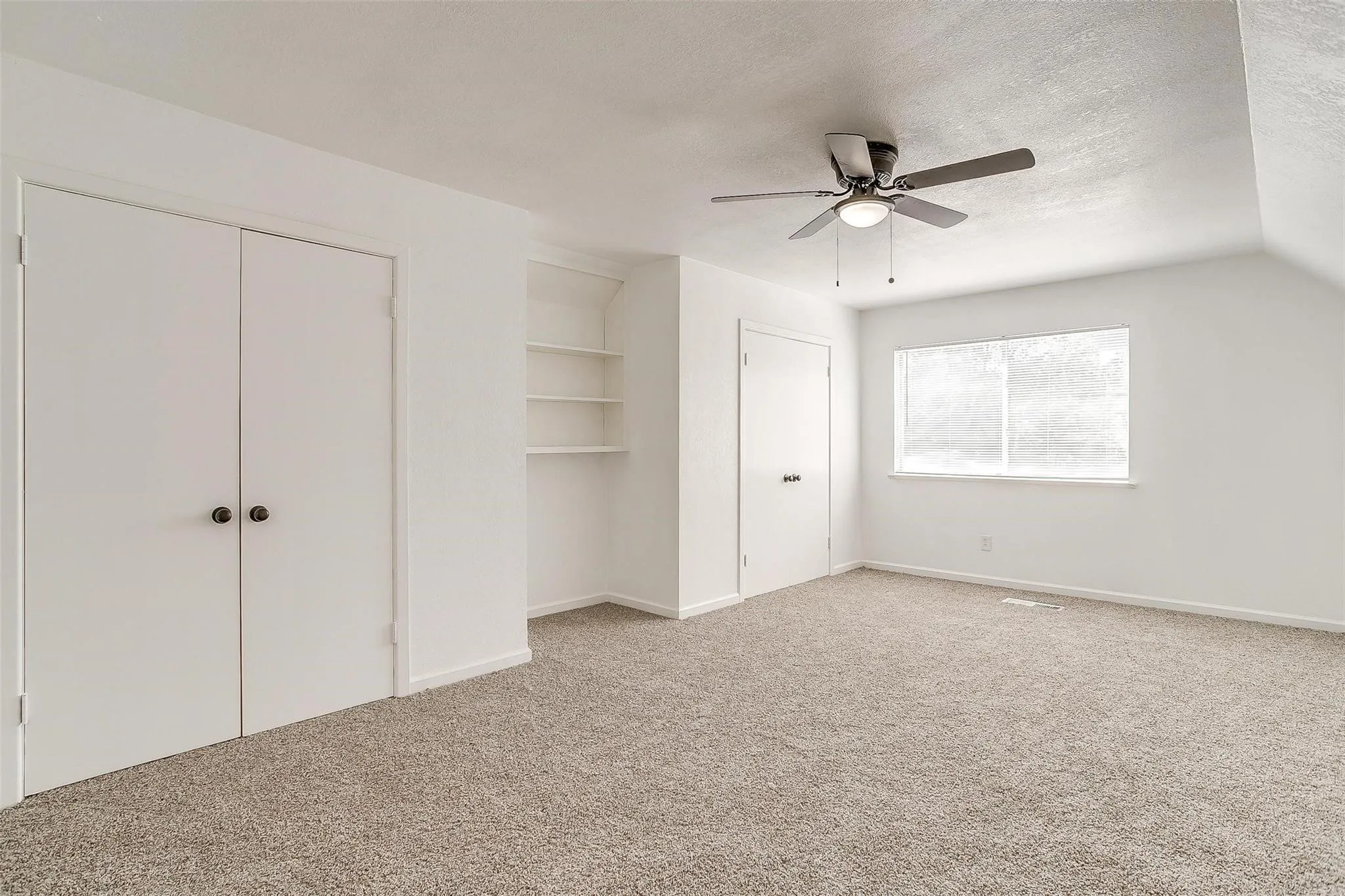 Single Family Residence For Rent in Tarrant County , 1701 Larkspur Drive, Arlington, Texas 76013, 5 Bedroom, 3 Bathroom, 2 Garage spaces, 2,794 Sqft, built in 1964, mls#21379385, Real Estate Agent in Arlington, Homes For Rent in Tarrant county, Homes For Rent in Arlington, Realtor in Arlington Texas, Real Estate Brokerage Independent Realty Texas, Luminita Cordes Realtor
