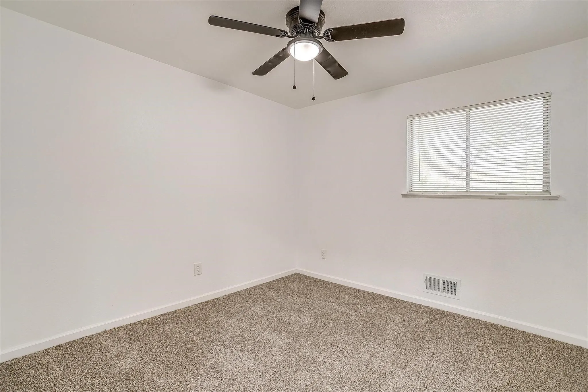 Single Family Residence For Rent in Tarrant County , 1701 Larkspur Drive, Arlington, Texas 76013, 5 Bedroom, 3 Bathroom, 2 Garage spaces, 2,794 Sqft, built in 1964, mls#21379385, Real Estate Agent in Arlington, Homes For Rent in Tarrant county, Homes For Rent in Arlington, Realtor in Arlington Texas, Real Estate Brokerage Independent Realty Texas, Luminita Cordes Realtor