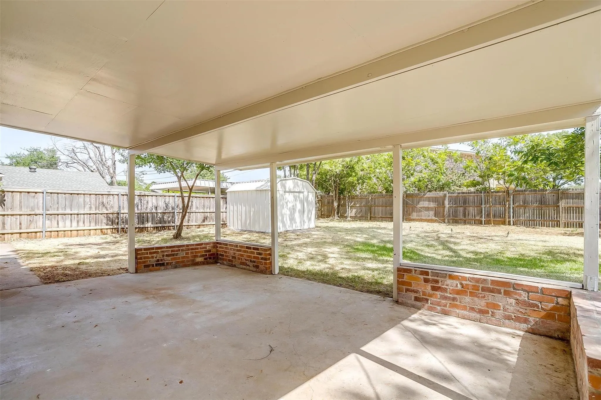 Single Family Residence For Rent in Tarrant County , 1701 Larkspur Drive, Arlington, Texas 76013, 5 Bedroom, 3 Bathroom, 2 Garage spaces, 2,794 Sqft, built in 1964, mls#21379385, Real Estate Agent in Arlington, Homes For Rent in Tarrant county, Homes For Rent in Arlington, Realtor in Arlington Texas, Real Estate Brokerage Independent Realty Texas, Luminita Cordes Realtor