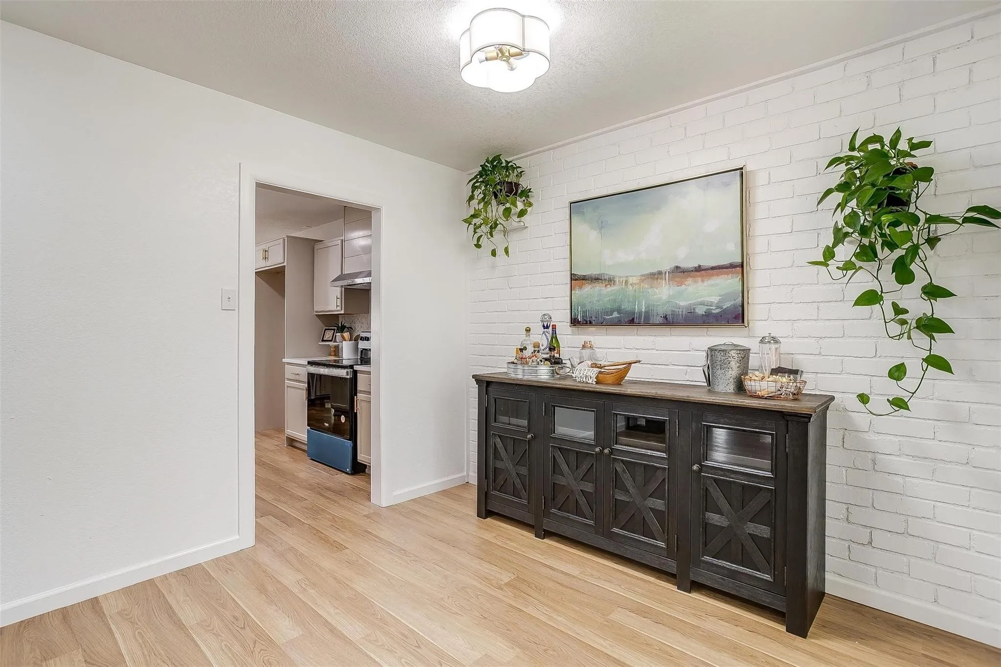 Single Family Residence For Rent in Tarrant County , 1701 Larkspur Drive, Arlington, Texas 76013, 5 Bedroom, 3 Bathroom, 2 Garage spaces, 2,794 Sqft, built in 1964, mls#21379385, Real Estate Agent in Arlington, Homes For Rent in Tarrant county, Homes For Rent in Arlington, Realtor in Arlington Texas, Real Estate Brokerage Independent Realty Texas, Luminita Cordes Realtor