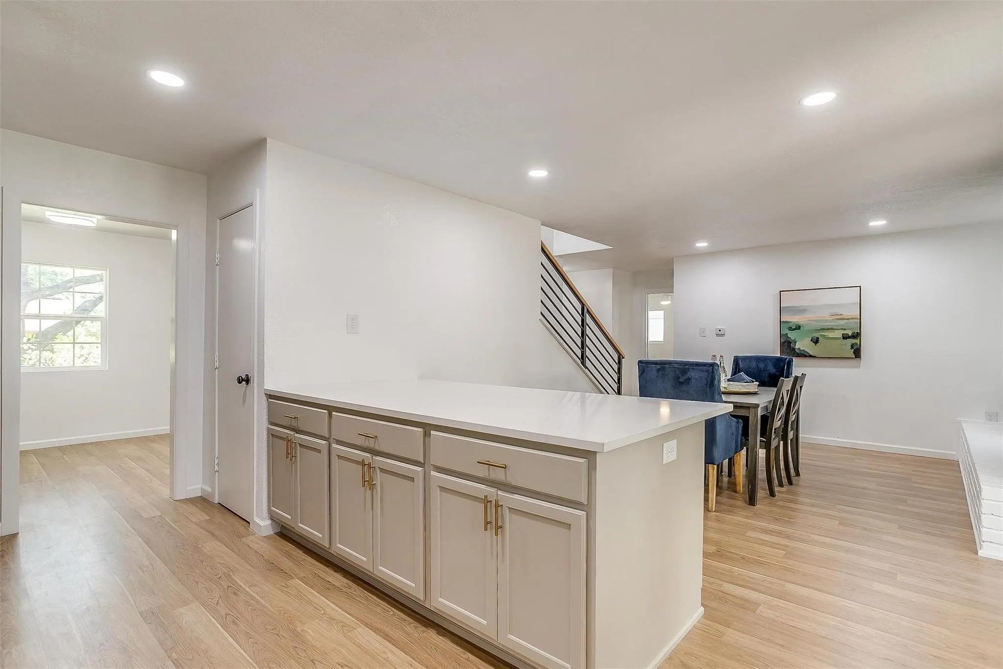Single Family Residence For Rent in Tarrant County , 1701 Larkspur Drive, Arlington, Texas 76013, 5 Bedroom, 3 Bathroom, 2 Garage spaces, 2,794 Sqft, built in 1964, mls#21379385, Real Estate Agent in Arlington, Homes For Rent in Tarrant county, Homes For Rent in Arlington, Realtor in Arlington Texas, Real Estate Brokerage Independent Realty Texas, Luminita Cordes Realtor